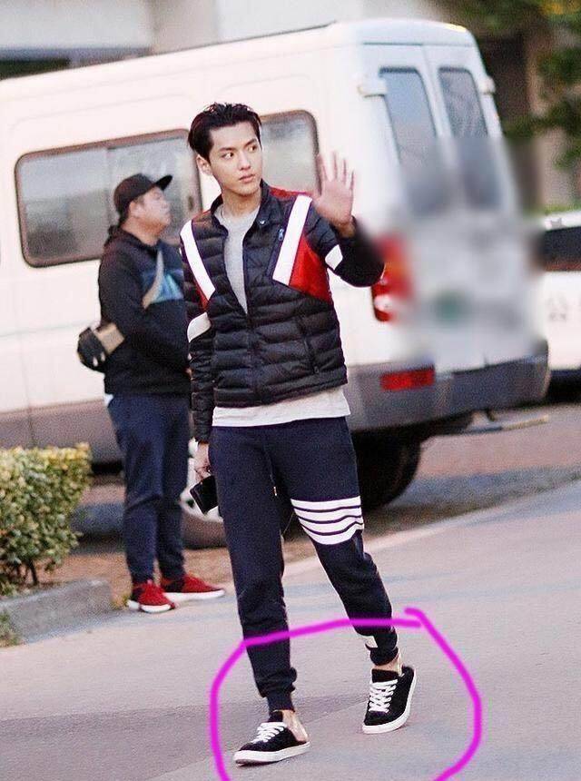 因为吴亦凡就很喜欢这样穿鞋,现在我们一起来看看吴亦凡之前的机场