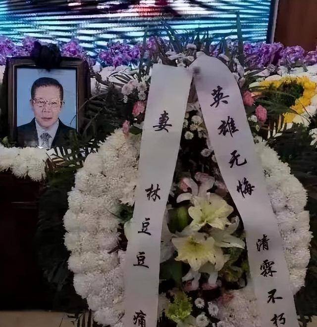 22年林豆豆现身丈夫葬礼,挽联和父亲有关,四野后代看完感动落泪_元帅