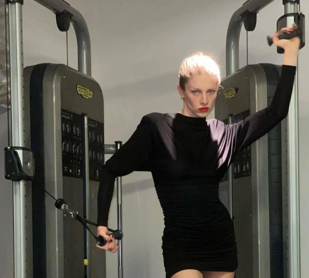 这就是hunterschafer,你无法用任何标签来定义她的风格,你更喜欢她的