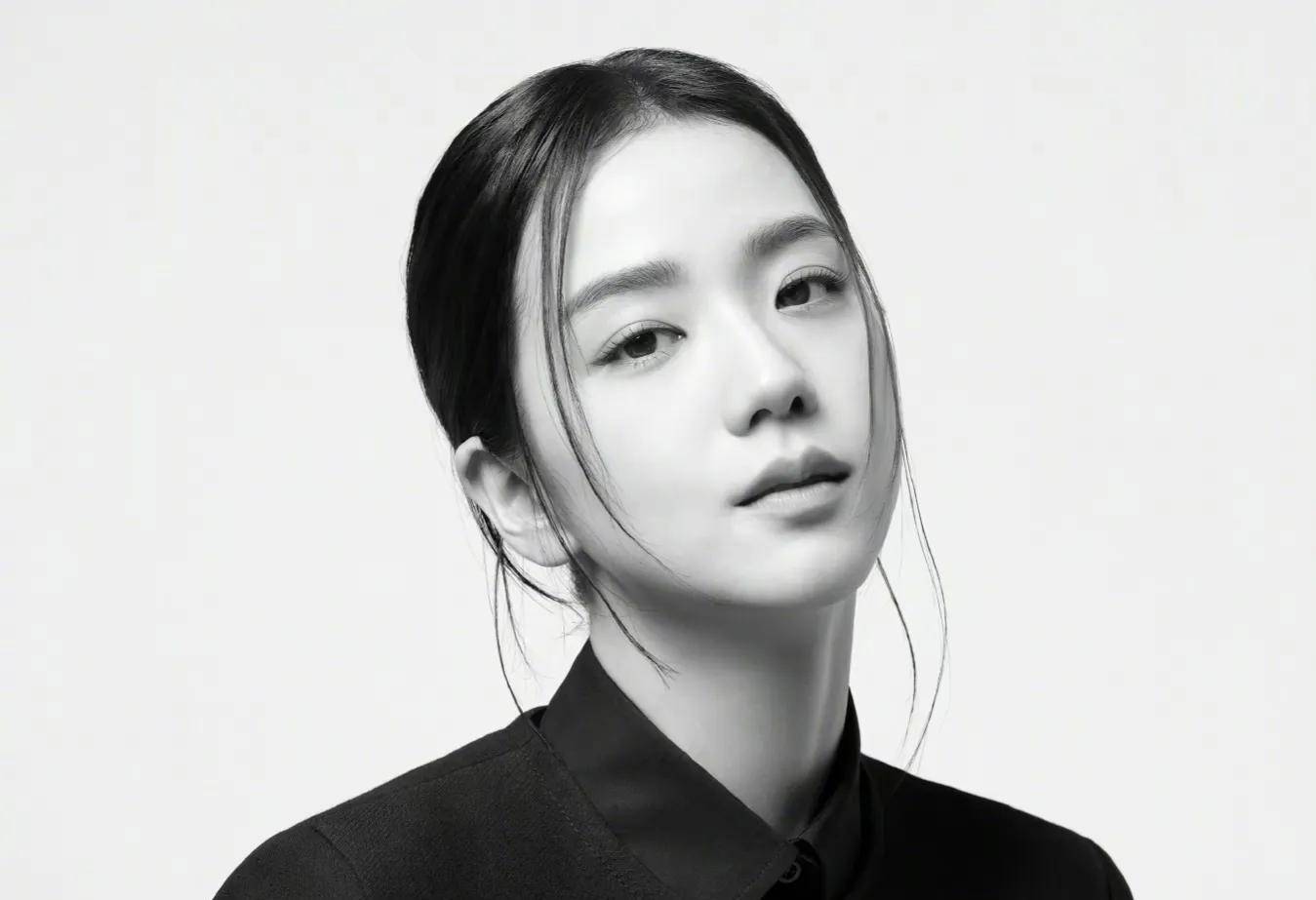 5月5日,迪奥发布全球品牌大使金智秀(jisoo的黑白撞色,灵动优雅,彰显
