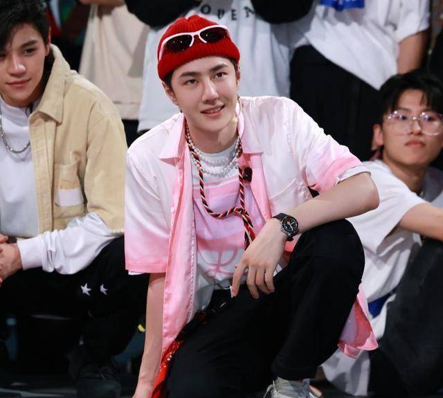 王一博泥地拍摄花絮,网友却在线吃瓜,被粉色底裤抢了风头_过程_什么