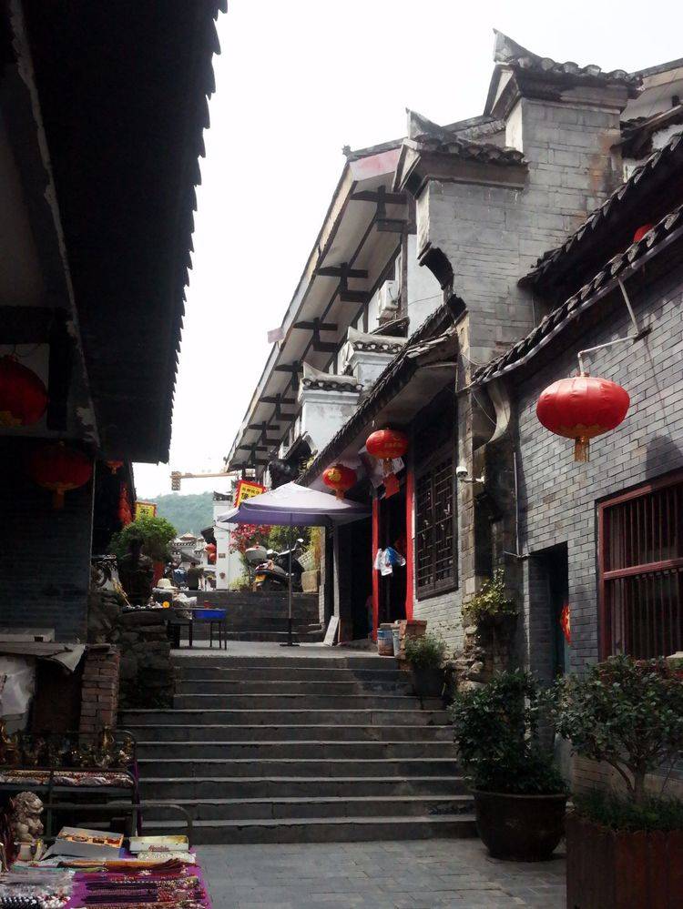 ▼晚上的石泉古街道可惜由于时间关系,我没能前往熟悉的古城内去看看