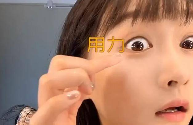 有一种大胆叫关晓彤卸妆,用力过猛把嘴巴擦变形,颜值过于真实了_视频