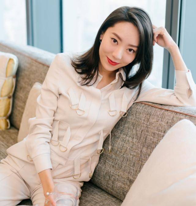 周星驰:曾为仅有的一句台词下跪!星女郎听了直接泪奔,感同身受_鄂靖文