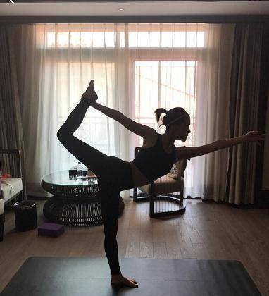 王子文苦练一年瑜伽,终于逆袭自己完成瑜伽舞王,身材也更有魅力_动作