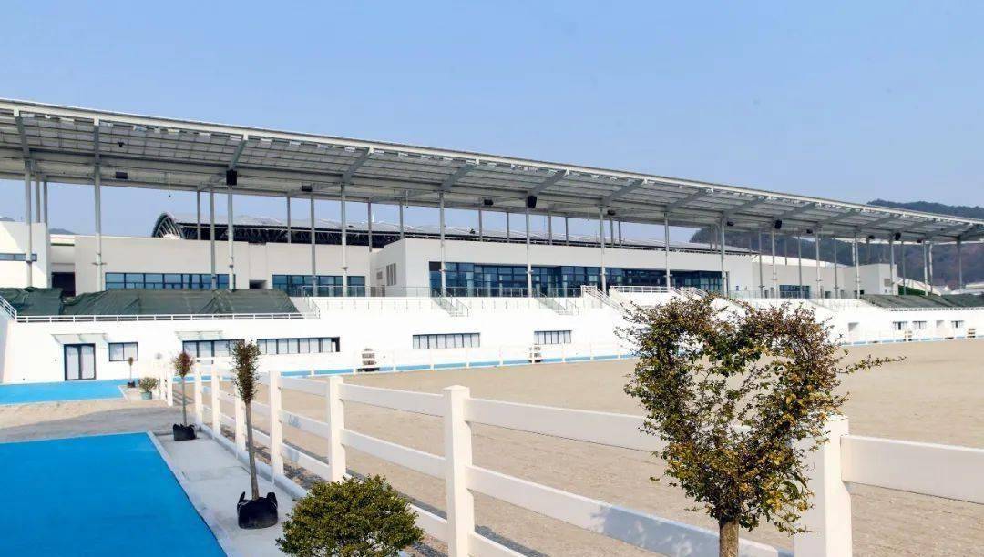 图为杭州亚运马术馆桐庐马术中心_草坪_场馆_马厩