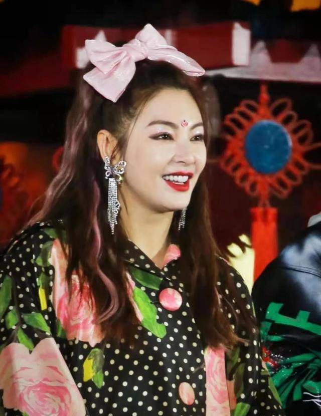 张雨绮杨幂罕见同框,杨幂调侃张雨绮发际线,张雨绮自夸比杨幂美_节目