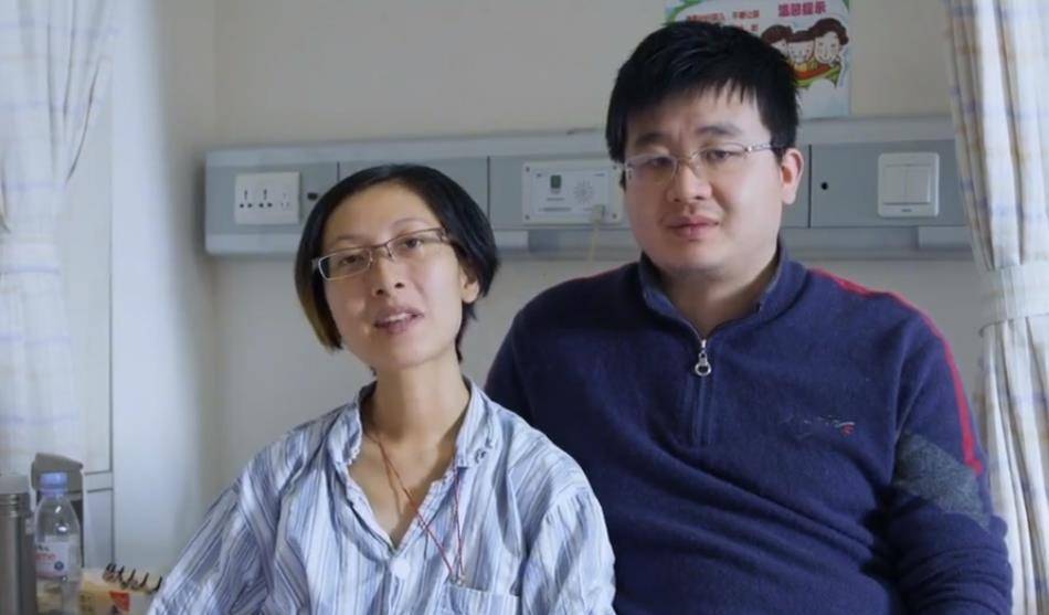 面对镜头,张丽君努力调整状态,尽量避免让孩子看出破绽.