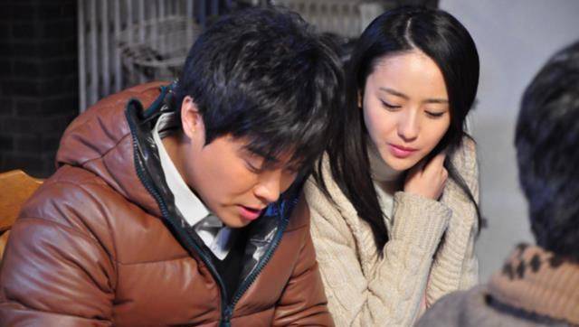 佟丽娅《北京爱情故事》工作照,与导演陈思诚一起讨论剧本_沈冰_程锋