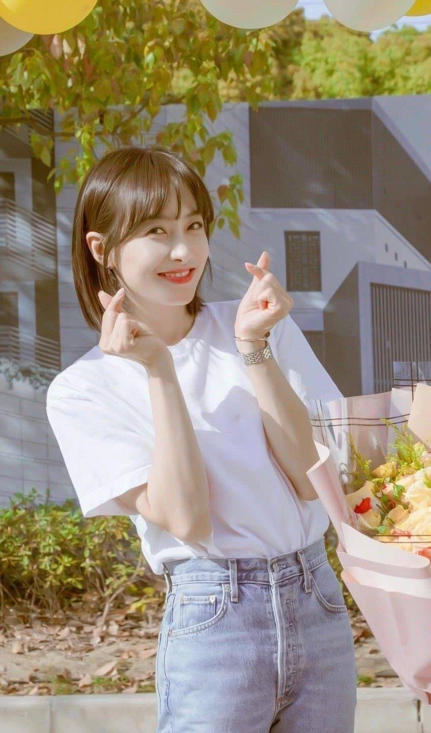 宋茜凌晨发文:生活已经是件不容易的事了.