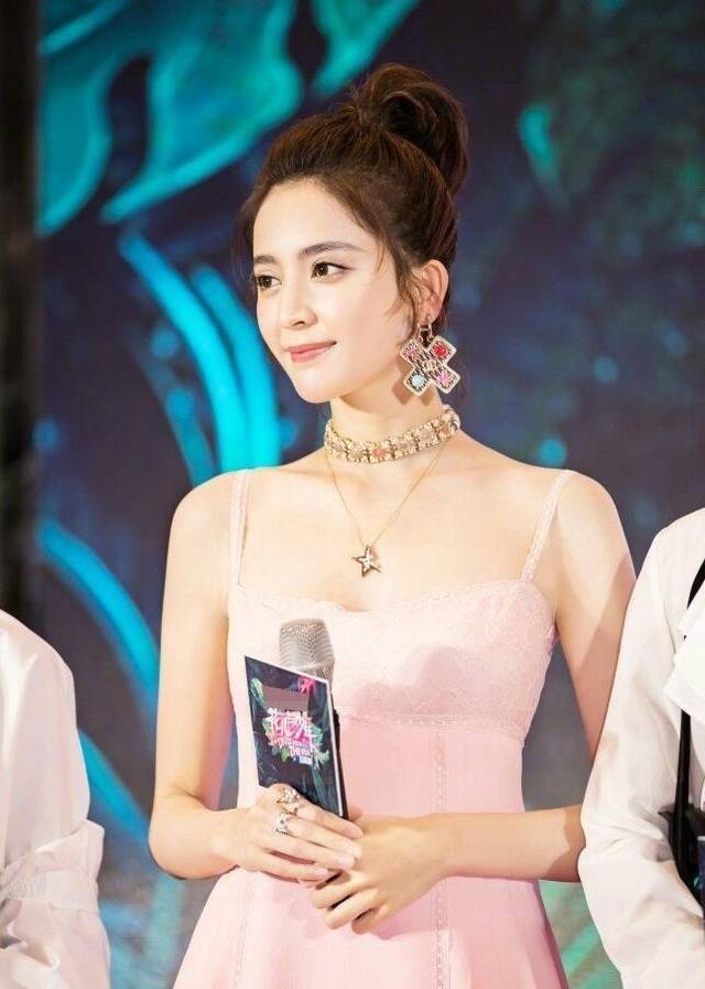 有颜任性,古力娜扎穿粉嫩睡衣参加活动?