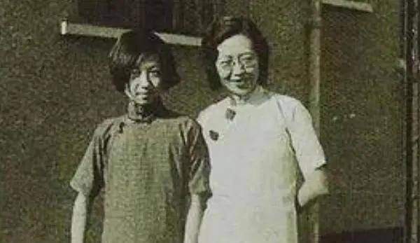 于是,胡兰成来到了她在静安的住所,一见到张爱玲他就被深深折服,虽然