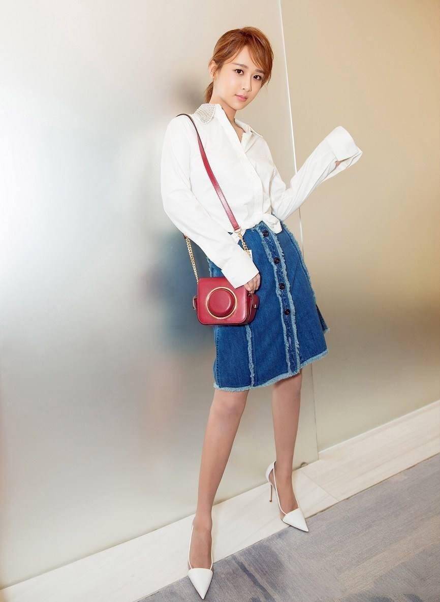 杨紫终于换风格,条纹衬衫配牛仔裙清新优雅,小露香肩更有女人味_造型
