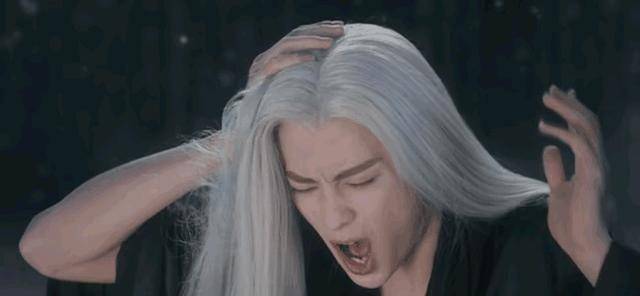 在前期,东方青苍是一个完完全全绝情绝爱的人,几乎都是冷漠脸,除了