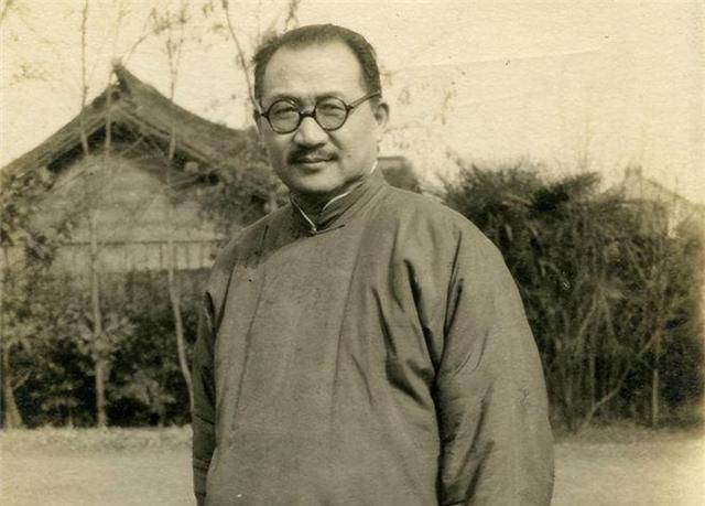 受父亲的教导,从小学到中学,孔祥熙的成绩都非常优秀,父亲深感欣慰