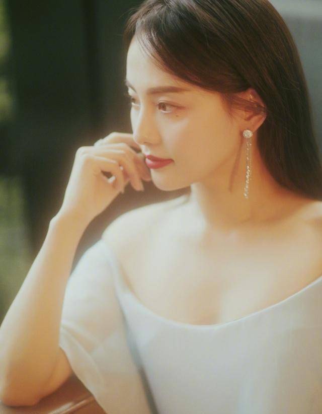 张嘉倪上综艺比美章子怡,穿白色婚纱惊艳观众,颜值真的太高了!