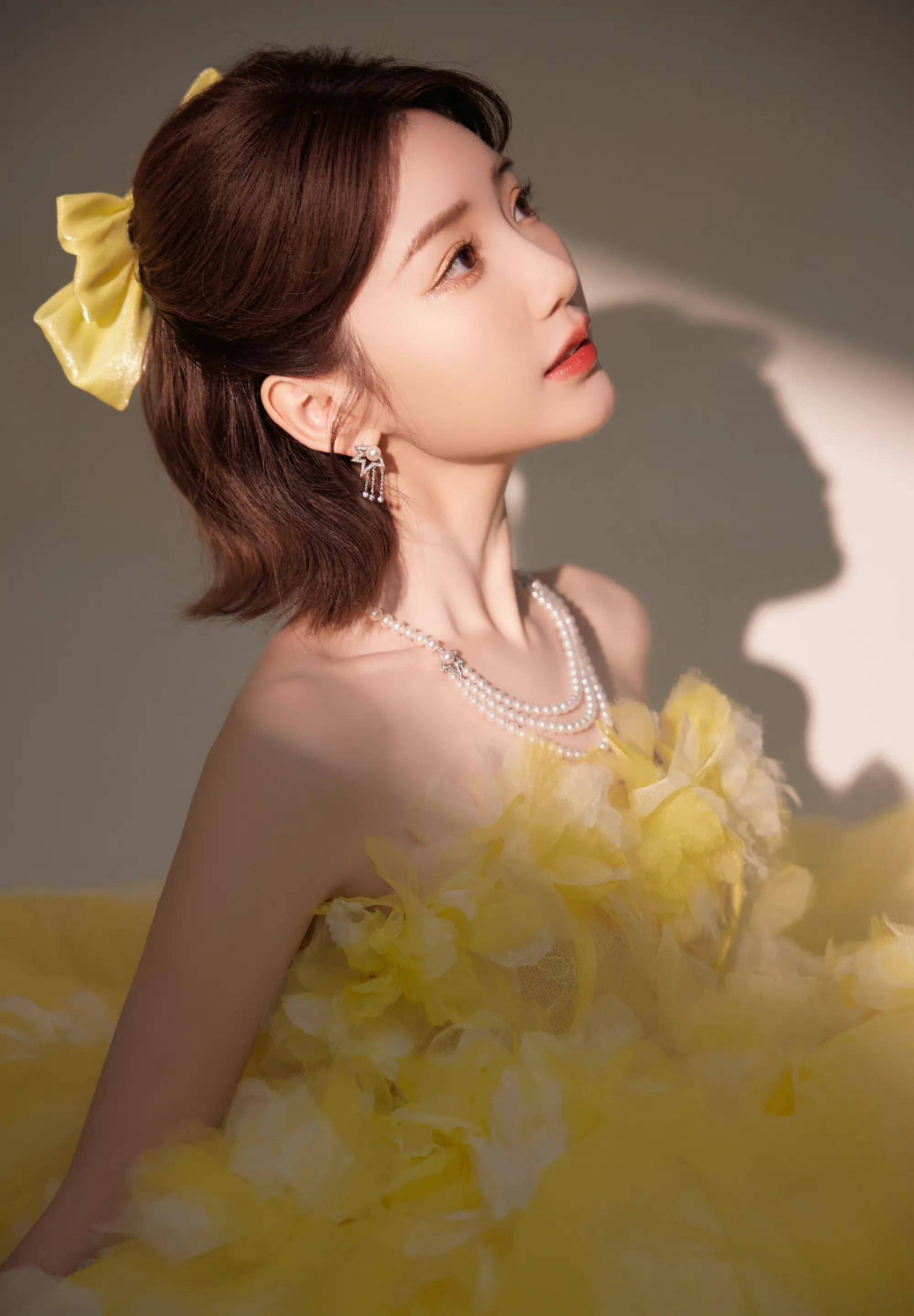 毛晓彤穿黄色花朵抹身材蓬蓬裙 明艳靓丽 俏皮可爱 露香肩雪肤甜美动