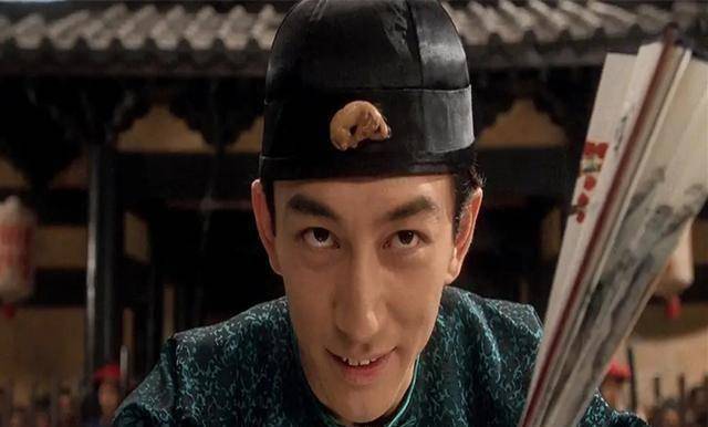 吴启华老师饰演的方唐镜,人称"荒唐镜",名如其人,连他自己都提到能把