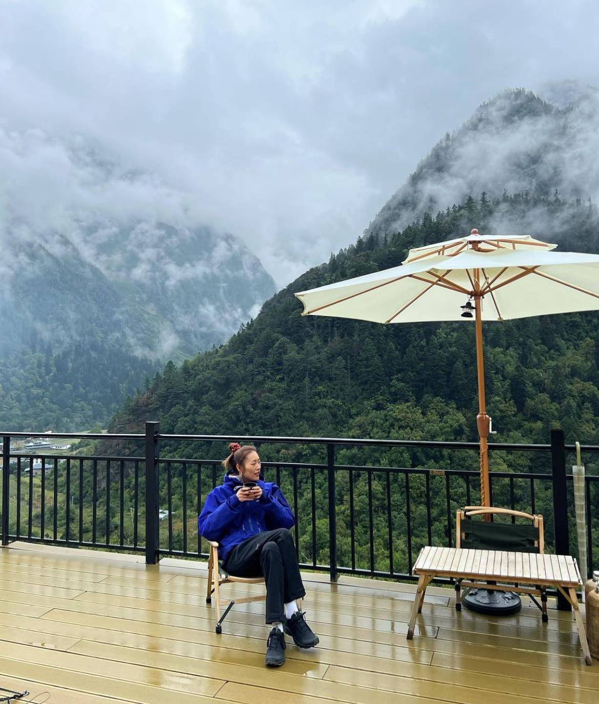 刘雯也太会拍旅行照了吧,超模审美不仅看穿搭,更在发现日常之美_照片