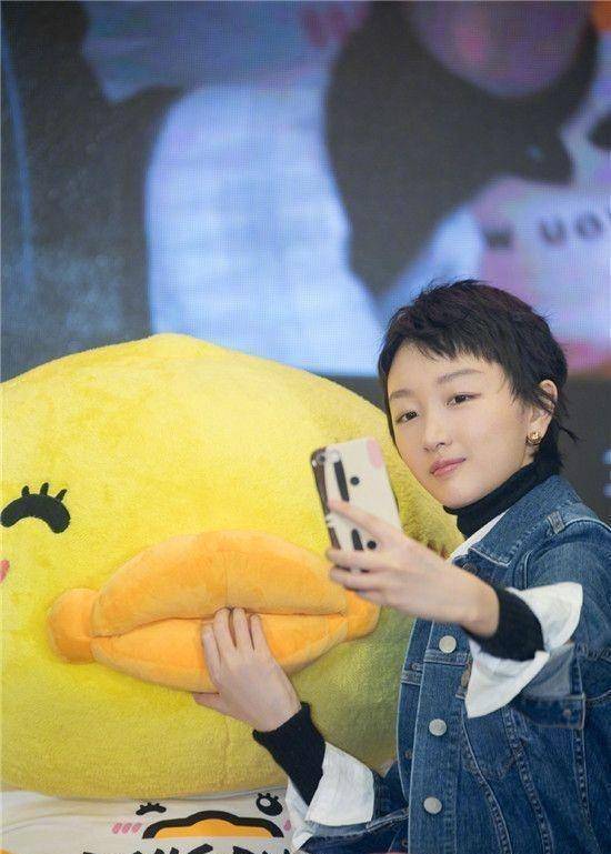 周冬雨庆生会上成表情帝,小影后已变成27岁大姑娘,男朋友呢?