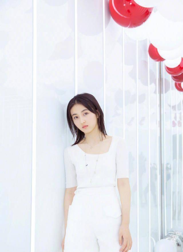 张子枫可算长开了,穿"鱼鳞裙"大胆秀美背,11岁就拿百花奖厉害_妹妹