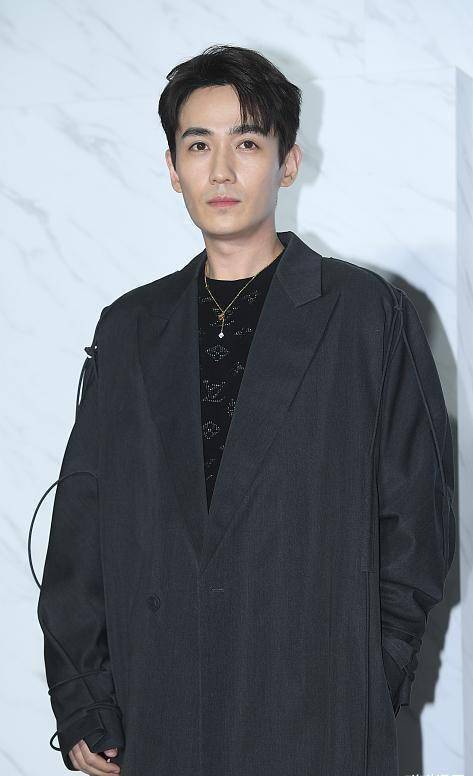 朱一龙参加"走秀"被摄影师调侃,还对经纪人闯祸了?_活动_结果_镜头