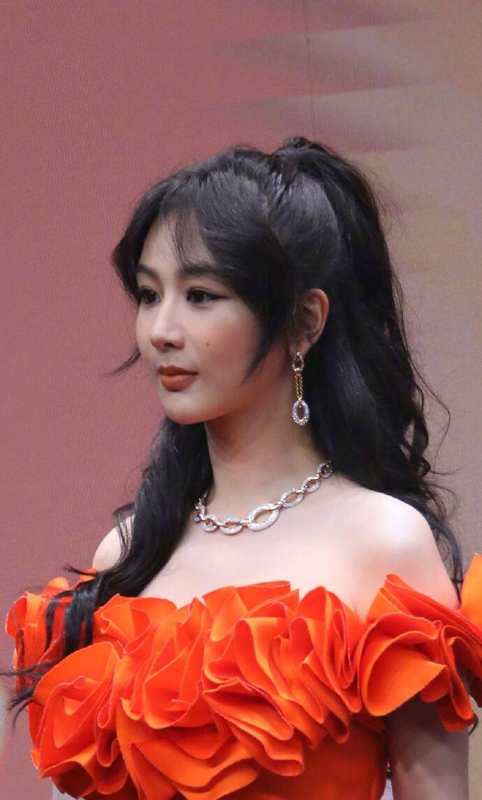 杨紫心真大,发图无p图,真实状态一目了然_连衣裙_卷发_身材