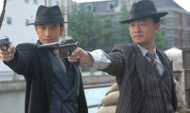 凭借着过硬的演技,黄海波将石林演绎的入木三分,一下子就在演艺圈里