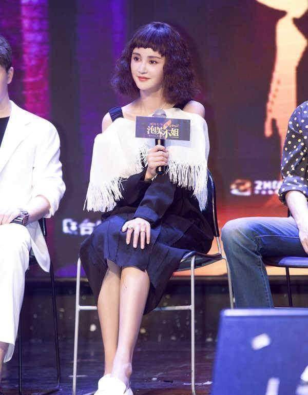 《泡芙小姐》发布会,张歆艺身穿黑色的吊带裙 白色的休闲鞋,白色流苏