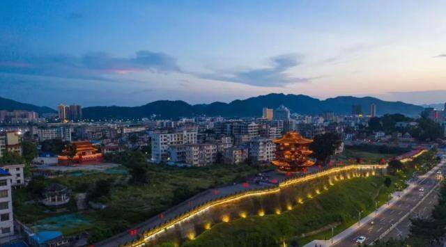 推广广州永庆坊改造经验,加强历史文化街区保护利用,建设好肇庆府城