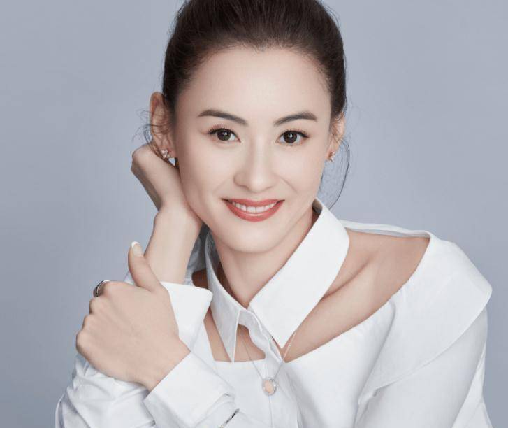 即使将整张脸都展示在镜头面前,张柏芝的五官依然挑不出任何的瑕疵