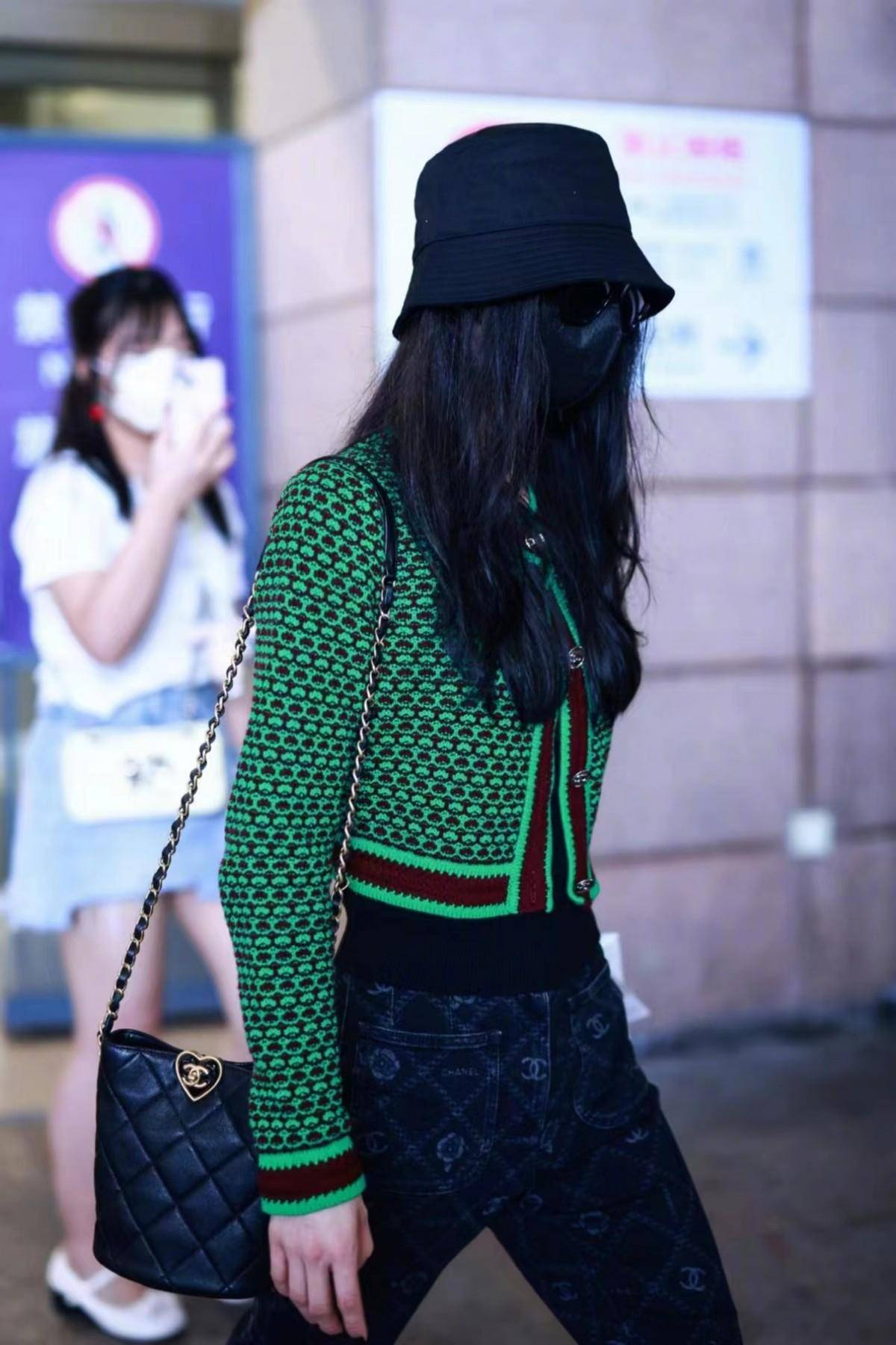 刘诗诗瘦得也太过了,穿针织衫低调回国,目测体重不过80斤_显得_黑色