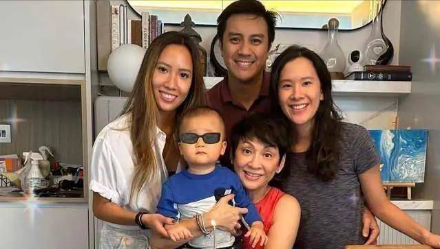 63岁余安安容颜依旧,与神秘男子举止引争议_李万祺_生活_感情
