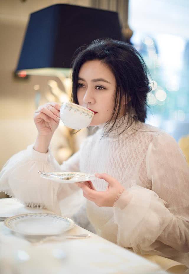 田海蓉,出身书香门第,除了身高颜值外,算是才女.