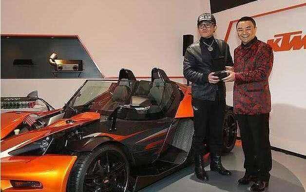 周立波躲在国外晒豪宅,车牌比车还贵,网友:何时回国?_价格_照片_事业