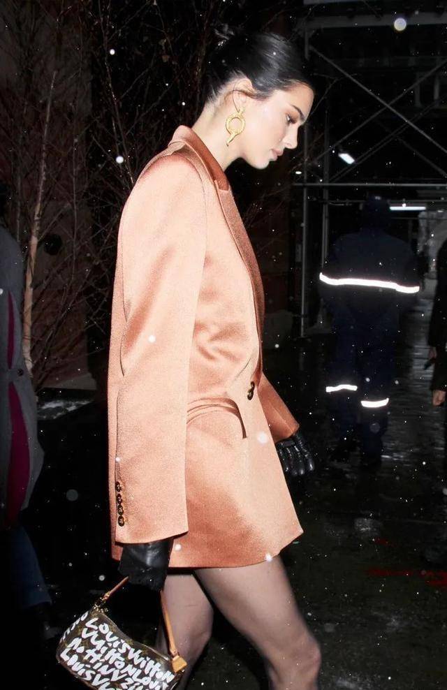 詹娜错把西装当裙穿!一旁的杨幂差太多!网友不买账!_漂亮_形象_问题