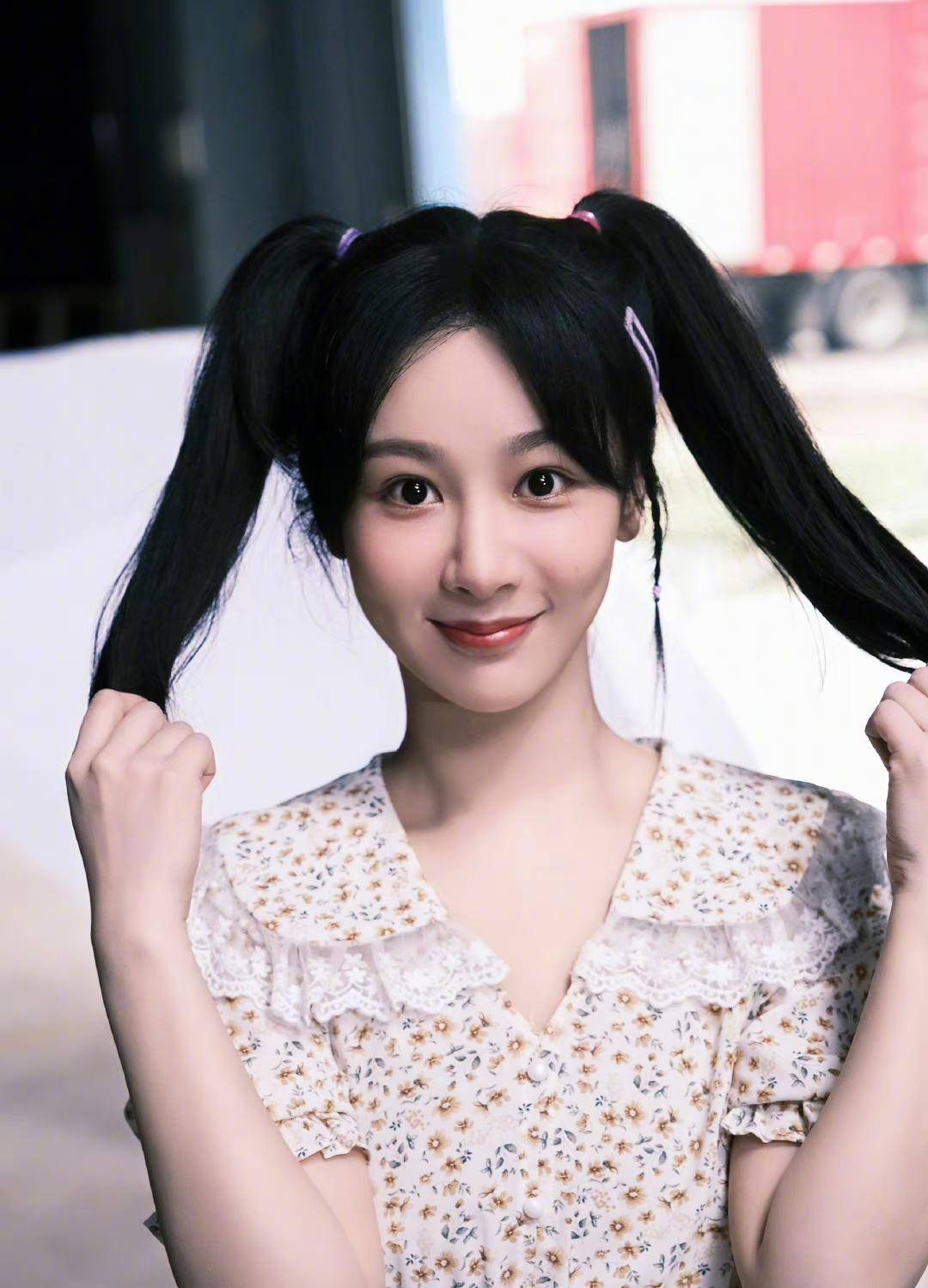 超近怼脸拍满是稚气,太像邻家姐姐了_运动_发型_镜头