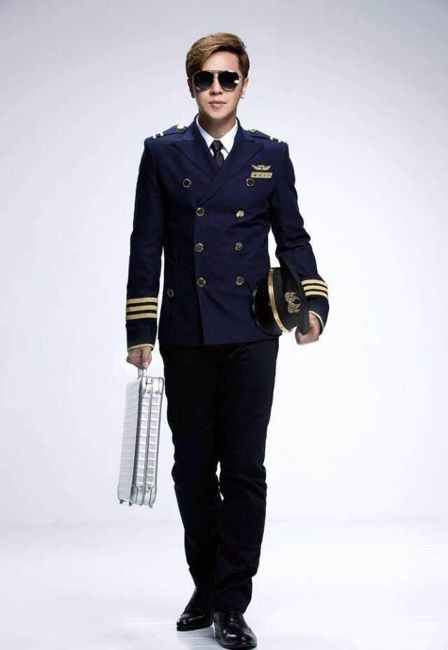 张艺兴和白敬亭都穿机长制服,谁的样子比较帅_感觉_穿着_帽子