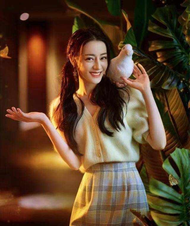 原来的迪丽热巴陷入了怀孕风波,疑似孩子是黄景瑜,将出国待产!