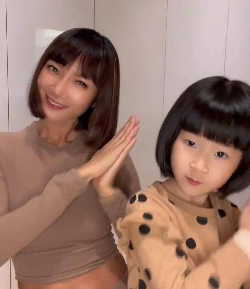 三张合影引发关注,今年遗憾缺席女儿和外孙女合拍_李洛伊_视频_妈妈