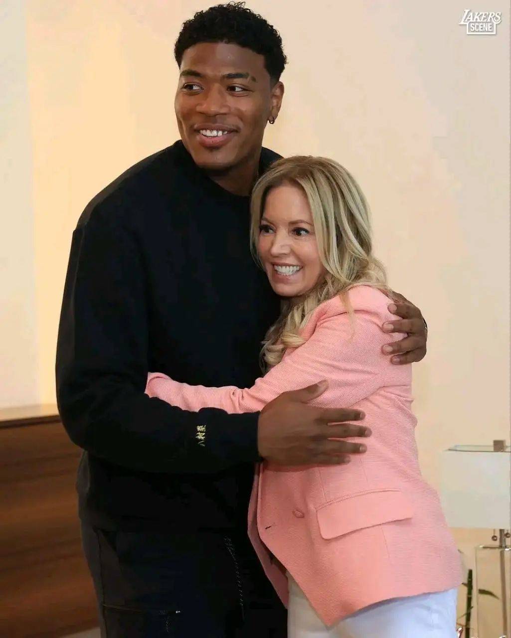 湖人官方宣布正式续约25岁的奥斯汀-里夫斯,4年5600万美元,其中包含15