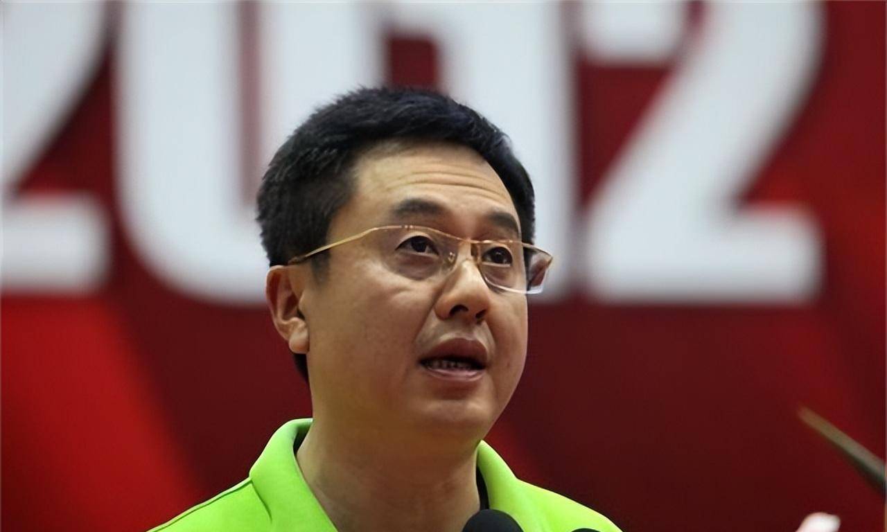 女乒教练施之皓,开除世界冠军郭跃引争议,娶小22岁弟子重回上海_乒乓