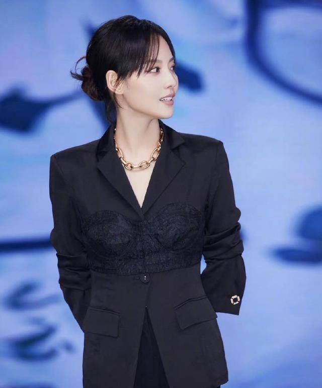 张嘉倪出席某活动像商界老板,纯黑西装抹胸穿在外面,酷感十足_感觉