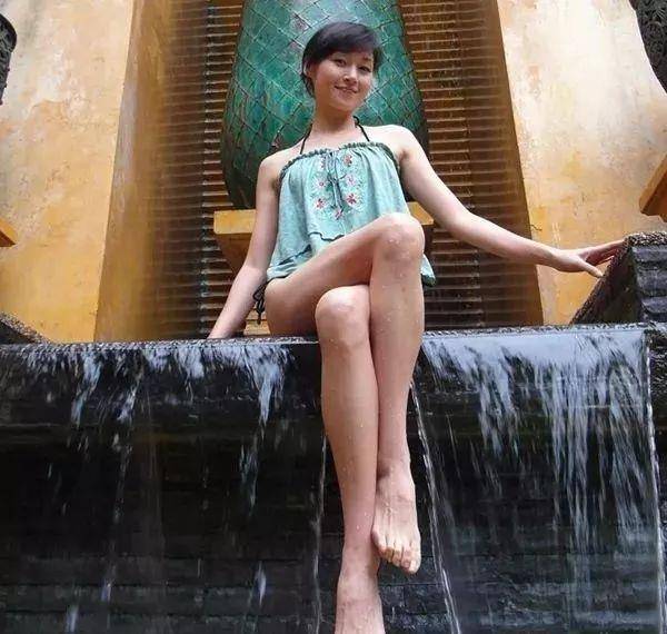 甄子丹前任万绮雯身材好!