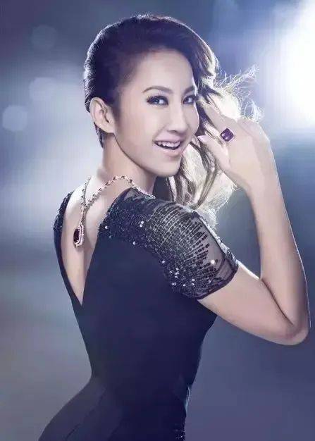 01 伤官生财八字(坤造):甲寅 丁丑 癸亥 丁巳出生地点:中国香港出生