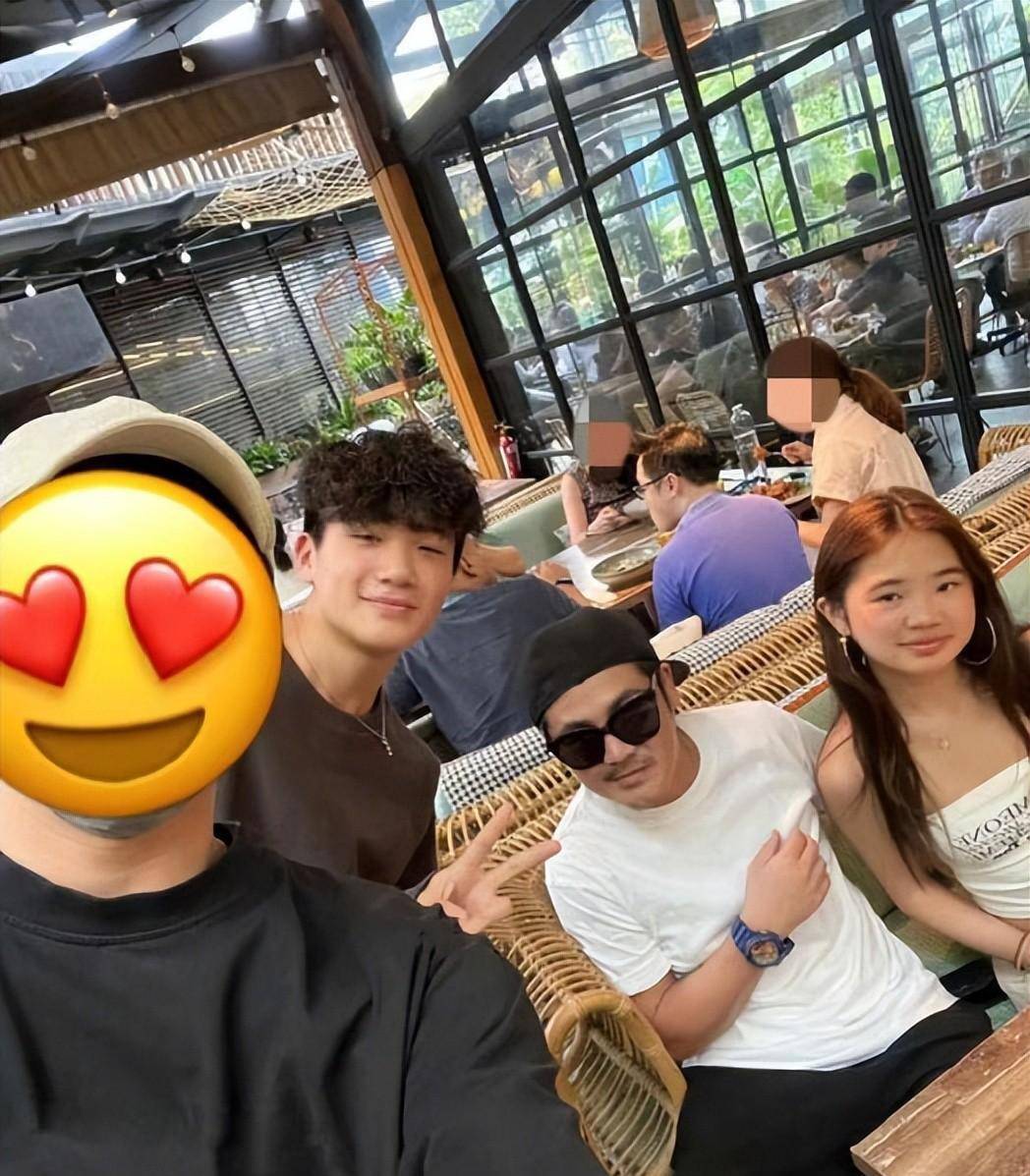 曹格一双儿女晒近照,14岁儿子身高超爸爸,12岁女儿穿露脐装很潮_潮流