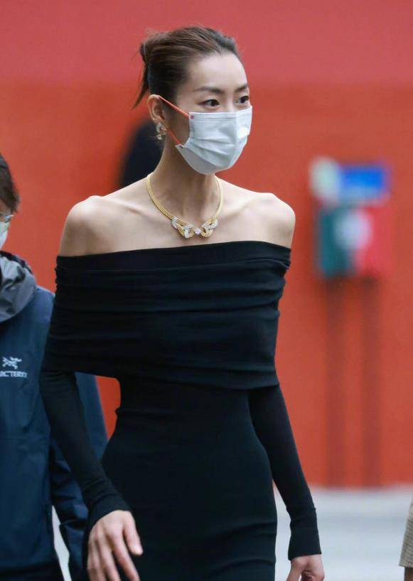 周冬雨穿露脐装造型翻车被群嘲,刘雯恋爱后美到开挂_剪裁_时尚_黑色