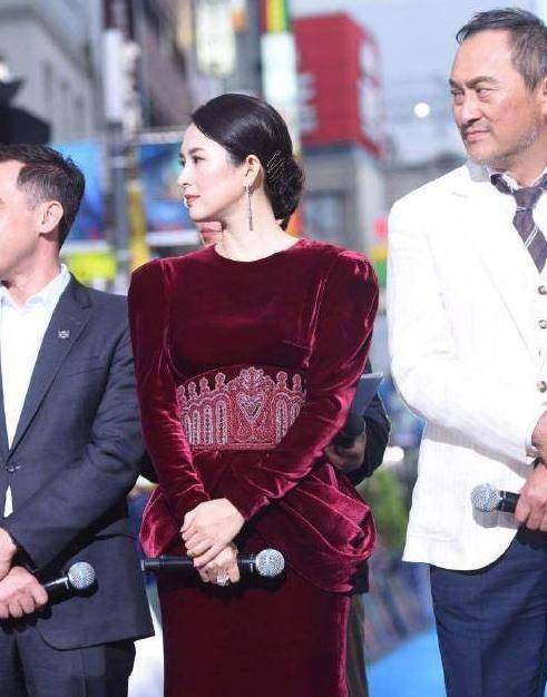 章子怡晒与二胎儿子合照,终于稳居"正宫"位?