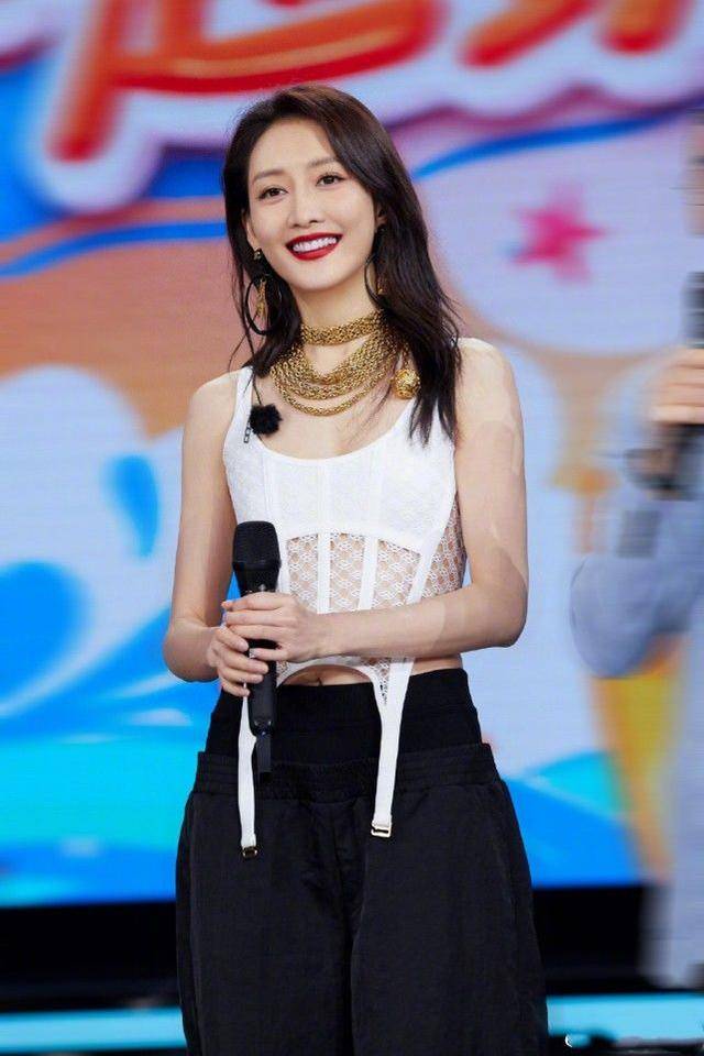 王鸥新造型撞脸baby,刘海遮脸风格大变认不出,被指气质阴森诡异_时尚