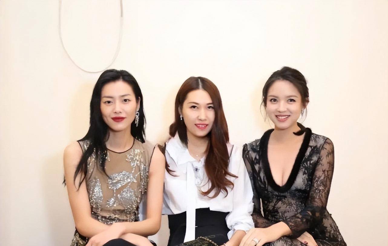 世界小姐张梓琳身穿大v领纱裙,优雅端庄,让小4岁超模刘雯黯然失色